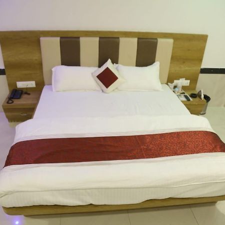 Amber Hotel Barmer Ngoại thất bức ảnh